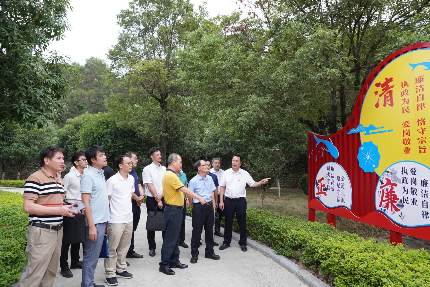 9月29日，广西糖业集团组织各下属企业职工到柳兴制糖公司参观清廉文化阵地。 江 玮 摄.JPG